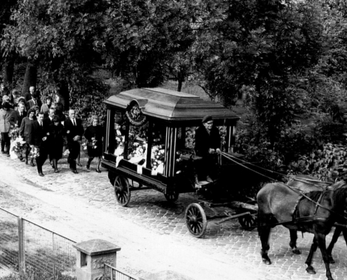 Bis in die 1970er Jahre rumpelte die Leichenkutsche von der Alten Kapelle über das grobe historische Pflaster der Havelhausener Straße zum Friedhof. (Foto: Archiv Geschichtsverein Leegebruch)