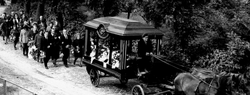 Bis in die 1970er Jahre rumpelte die Leichenkutsche von der Alten Kapelle über das grobe historische Pflaster der Havelhausener Straße zum Friedhof. (Foto: Archiv Geschichtsverein Leegebruch)