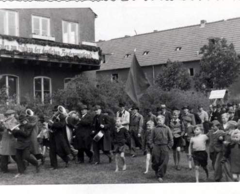 Umzug aus den 1960/70er Jahren (Quelle: Leegebrucher historische Blätter, Heft 4 und Archiv Geschichtsverein)