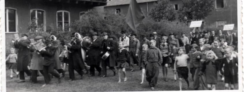 Umzug aus den 1960/70er Jahren (Quelle: Leegebrucher historische Blätter, Heft 4 und Archiv Geschichtsverein)
