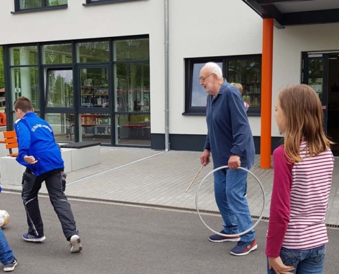 Die HistoryKids probieren alte Spiele aus (Foto: Ulrike Unger)