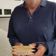 Gerhard Kurz mit einem Knott (Foto: Ulrike Unger)