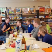 Gerhard Kurz erzählt den Kids von seiner Kindheit in der ehemaligen Quitzowstraße (Foto: Ulrike Unger)