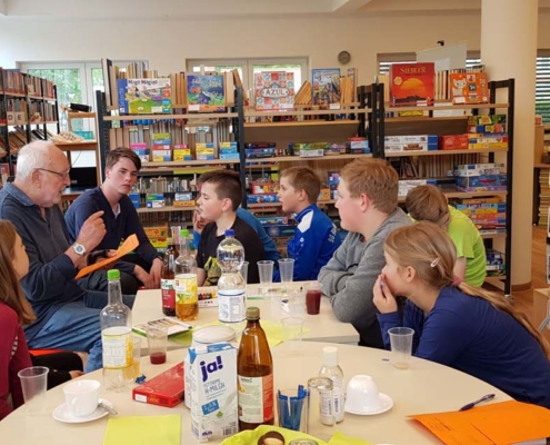 Gerhard Kurz erzählt den Kids von seiner Kindheit in der ehemaligen Quitzowstraße (Foto: Ulrike Unger)