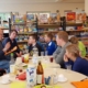 Gerhard Kurz erzählt den Kids von seiner Kindheit in der ehemaligen Quitzowstraße (Foto: Ulrike Unger)
