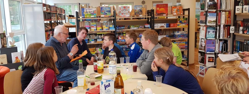 Gerhard Kurz erzählt den Kids von seiner Kindheit in der ehemaligen Quitzowstraße (Foto: Ulrike Unger)