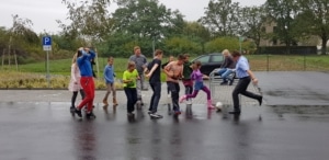 Bürgermeister Martin Rother spielt mit den HistoryKids Fußball