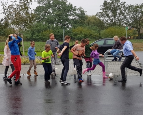 Bürgermeister Martin Rother spielt mit den HistoryKids Fußball