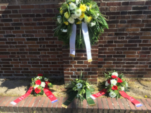 Kranzniederlegung am Mahnmal am 18. April 2020 (Foto: Giso Siebert)