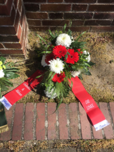 Kranzniederlegung am Mahnmal am 18. April 2020, Gebinde DIE LINKE (Foto: Giso Siebert)