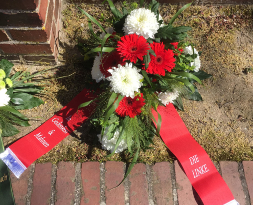 Kranzniederlegung am Mahnmal am 18. April 2020, Gebinde DIE LINKE (Foto: Giso Siebert)