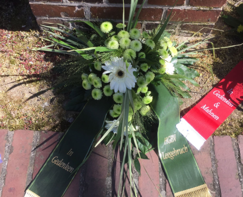 Kranzniederlegung am Mahnmal am 18. April 2020, Gebinde des HGBV (Foto: Giso Siebert)