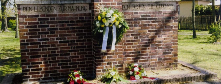 Kranzniederlegung am Mahnmal am 18. April 2020 (Foto: Norbert Rohde)