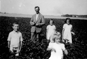 Familie Piepke auf dem Feld (rechts Irmgard) (Foto: privat)