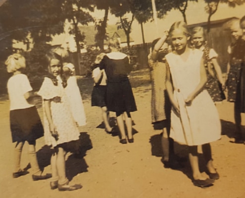 Irmgard (hinten, zweite von rechts) und Mitschülerinnen auf dem Schulhof (Foto: privat)