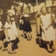 Irmgard (hinten, zweite von rechts) und Mitschülerinnen auf dem Schulhof (Foto: privat)