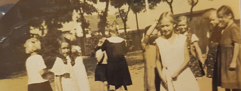 Irmgard (hinten, zweite von rechts) und Mitschülerinnen auf dem Schulhof (Foto: privat)