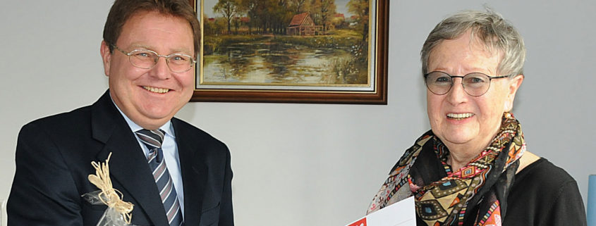 Pandemiebedingt erfolgte die Auszeichnung nicht in einer größeren Veranstaltung beim Landkreis. Bürgermeister Martin Rother übernahm die Aufgabe sicher gerne. Vorgeschlagen wurde Ulrike Unger von der Gemeinde Leegebruch, dem Geschichtsverein und von der Linkspartei des Ortes. (Foto Hajo Eckert)