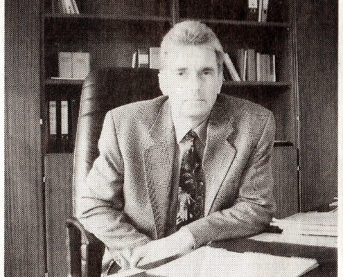 Bürgermeister Horst Eckert 1993 an seinem Schreibtisch im neuen Rathaus im Eichenhof (Wochenspiegel vom 24.2.1994)