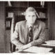 Bürgermeister Horst Eckert 1993 an seinem Schreibtisch im neuen Rathaus im Eichenhof (Wochenspiegel vom 24.2.1994)