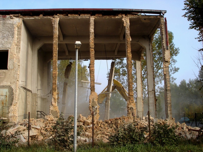 Das Wasserwerk wurde als monolithische Stahlbetonrahmenkonstruktion entworfen und mittels Mauerwerk ausgefacht. Im Bild deutlich sichtbar, die geschüttete Stahlbetonrahmenkonstruktion. Nach Aufgabe der Brunnen und mit Anschluss an das öffentliche Versorgungsnetz war das Gebäude entbehrlich und wurde abgerissen.