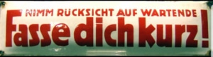 Schild "Fasse Dich kurz" (Quelle: Richardfabi/Wikipedia.org)