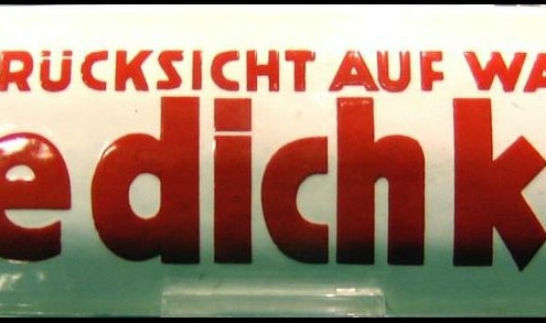 Schild "Fasse Dich kurz" (Quelle: Richardfabi/Wikipedia.org)